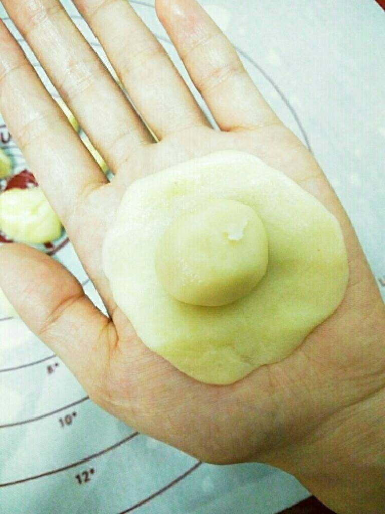 月饼的新打开方式~咸酥芋头月饼,油皮包入油酥,捏紧收口,收口朝下