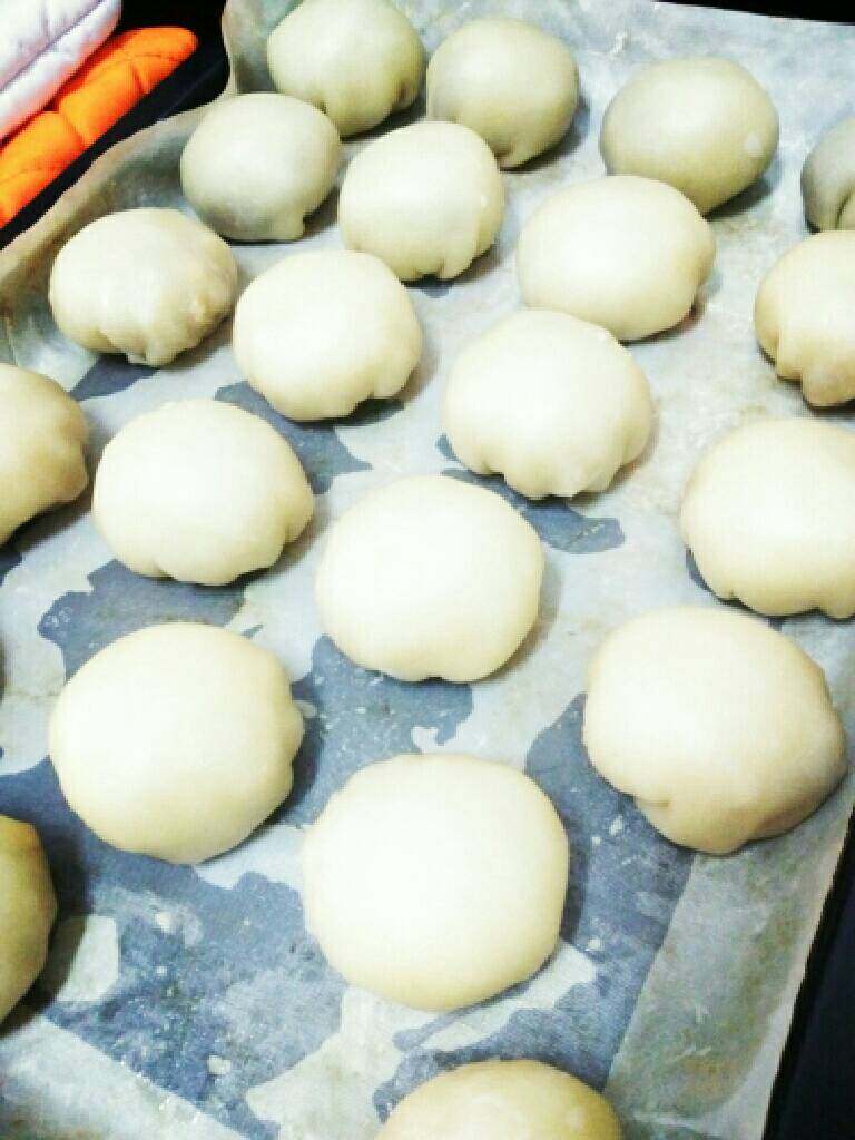 月饼的新打开方式~咸酥芋头月饼,如图,收口朝下,全部摆放好,烤箱180预热15分钟