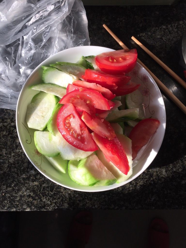 丝瓜西红柿,锅里倒油，下<a style='color:red;display:inline-block;' href='/shicai/ 2794'>大蒜</a>，下<a style='color:red;display:inline-block;' href='/shicai/ 57'>丝瓜</a><a style='color:red;display:inline-block;' href='/shicai/ 3551'>西红柿</a>翻炒。放盐