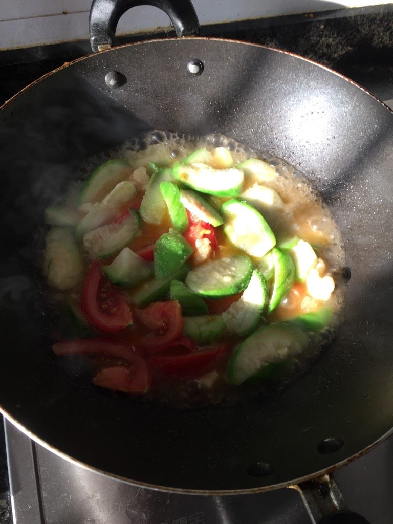 丝瓜西红柿,然后加点水，盖锅盖2分钟。放一点糖，放<a style='color:red;display:inline-block;' href='/shicai/ 756'>鸡精</a>。