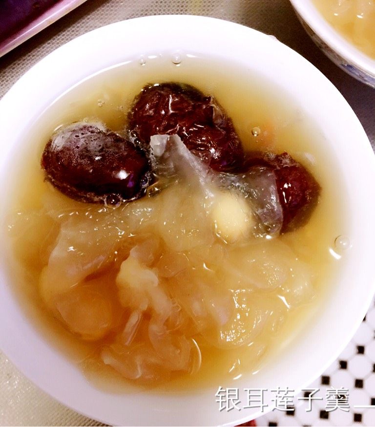 银耳红枣莲子羹