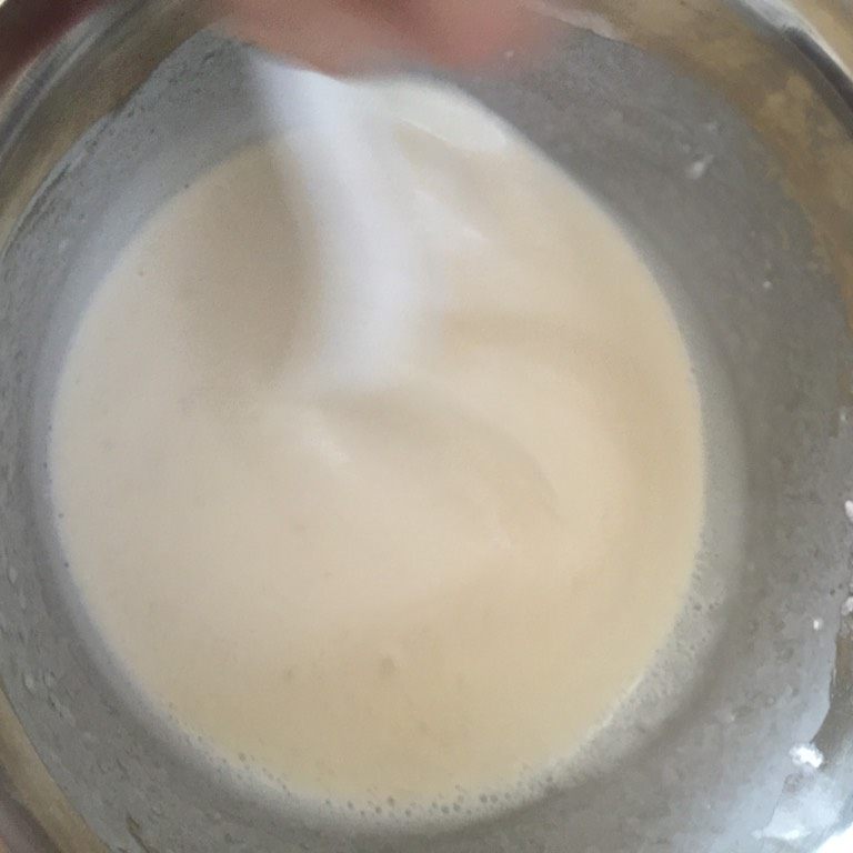 我叫可爱的葡萄干奶黄冰皮月饼,首先准备一个盆儿or大碗把我上面写好冰皮的制作原料三种粉 <a style='color:red;display:inline-block;' href='/shicai/ 219'>牛奶</a> 食用油 细砂糖都倒进去 粉最好都过筛 然后你就使劲搅拌吧 直到你觉得搅均匀了为止 大概这样吧!如图