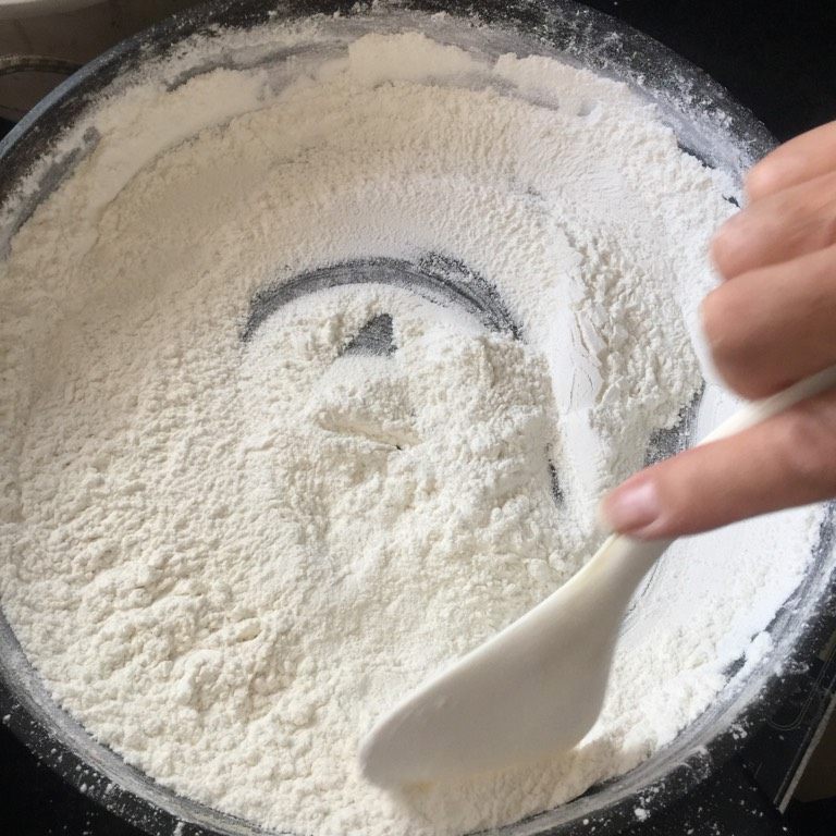 我叫可爱的葡萄干奶黄冰皮月饼,取一点糯米粉炒熟 微黄色 没有生粉味道 这是等下撒在模具上的!图里的粉太多啦hhh 我是留着下次用嗒