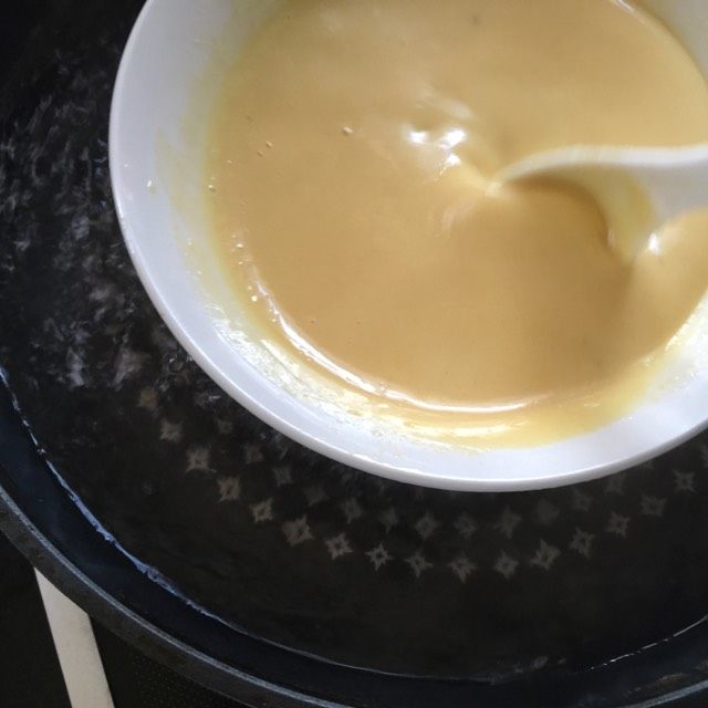 我叫可爱的葡萄干奶黄冰皮月饼,然后把锅里水烧开 盆放进去 中火 隔水用刮刀搅搅搅 一直搅!不停的搅!