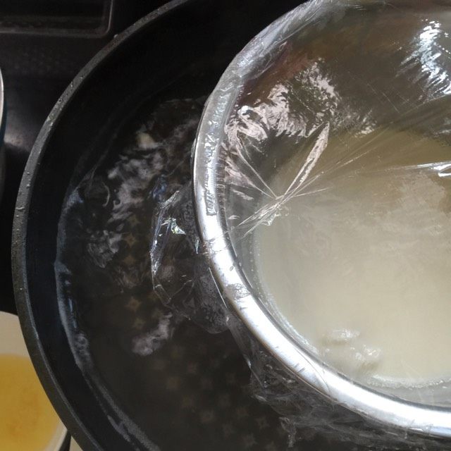 我叫可爱的葡萄干奶黄冰皮月饼,然后把它放锅里蒸大概15分钟 一边蒸一边搅 让它摇滚起来hhh