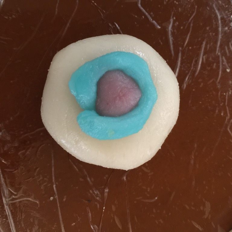 我叫可爱的葡萄干奶黄冰皮月饼,然后准备一点刚炒的熟糯米粉洒在模具上 免得粘住月饼出不来 然后把刚柔好的团子塞进去 一压 冰皮月饼就做好啦!!!你就可以吃啦