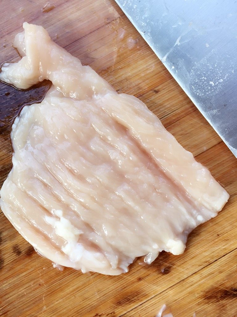 柠香软炸鸡,把鸡肉用刀背轻轻敲打,让它松软