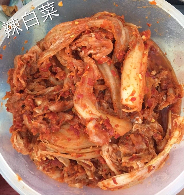 腌制辣白菜➕#有个故事#,重要的是辣椒面一定要选好,不很辣的<a style='color:red;display:inline-block;' href='/shicai/ 761'>辣椒粉</a>是做不出正宗的辣白菜,一般在放入冰箱的第三天,味道就很好了,辣白菜可以储藏几个月呢,当然温度要过低,从前都是腌制一缸放入菜窖,现在放冰箱就腌一盆现吃就好!
