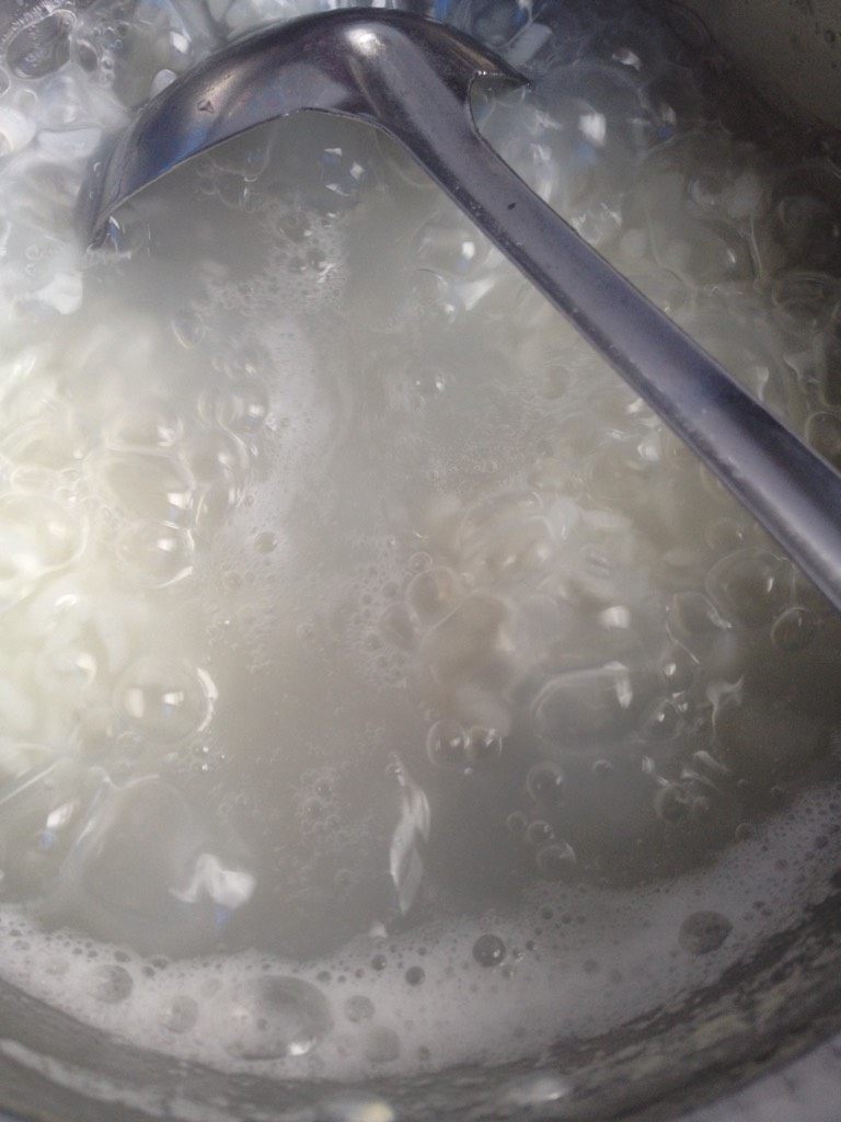 鲍鱼粥,小火煮沸后放姜和鲍鱼