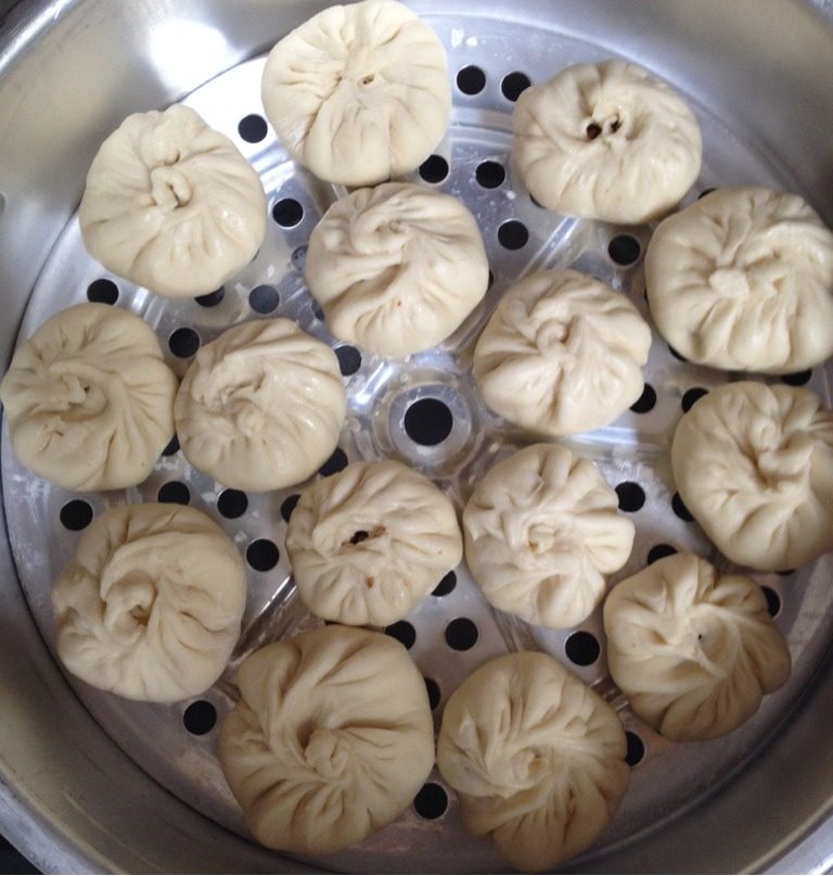 干豆腐猪肉大包,蒸隔上刷油，依次放入包子，大火蒸七分钟即可