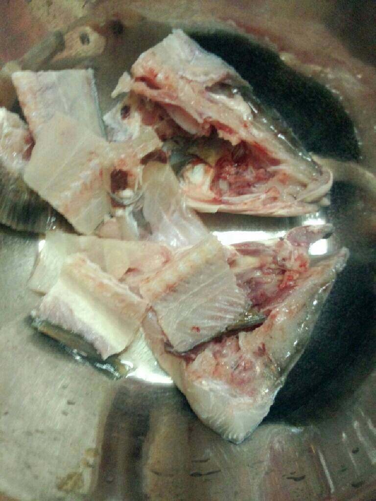 酸菜滚鱼汤,鱼处理洗干净鱼头鱼片分开