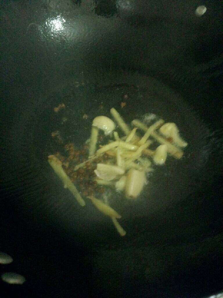 酸菜滚鱼汤,锅加油烧热放花椒，蒜，姜爆香