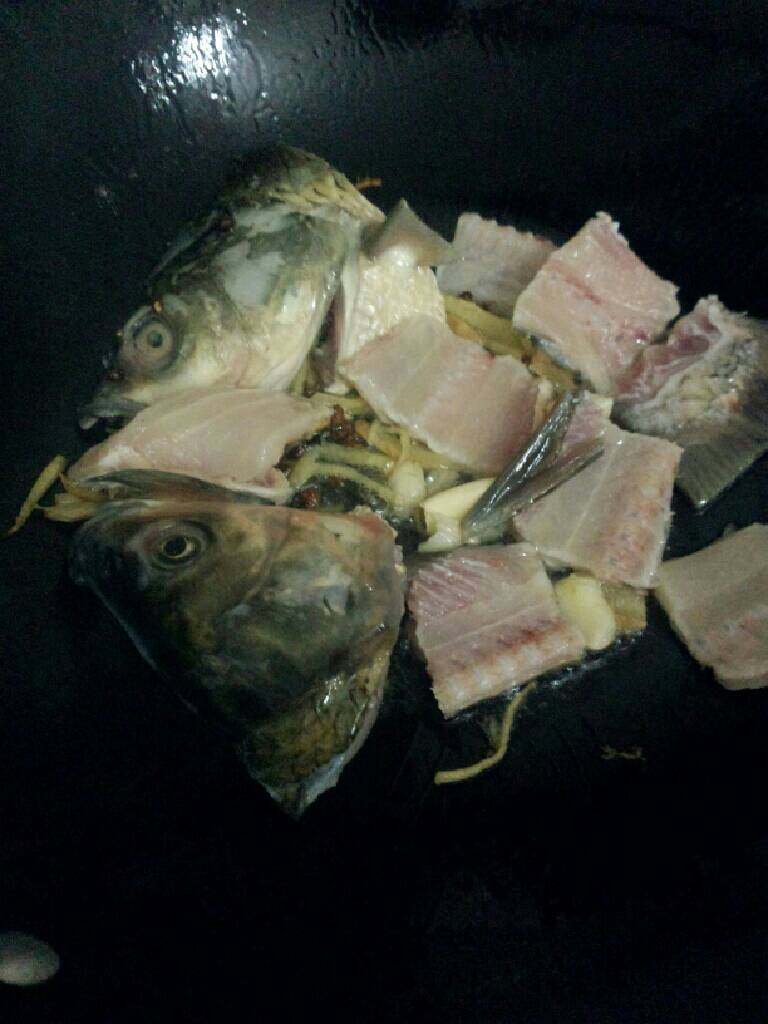 酸菜滚鱼汤,在放鱼头鱼骨煎