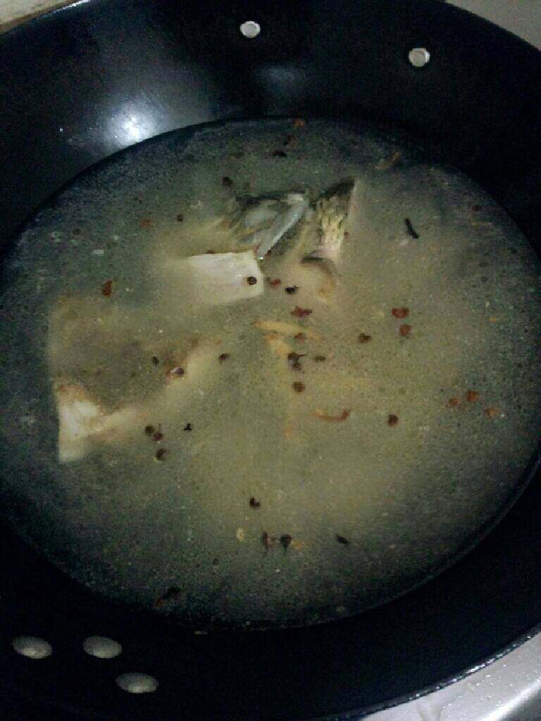 酸菜滚鱼汤,在倒入适量的水大火烧开