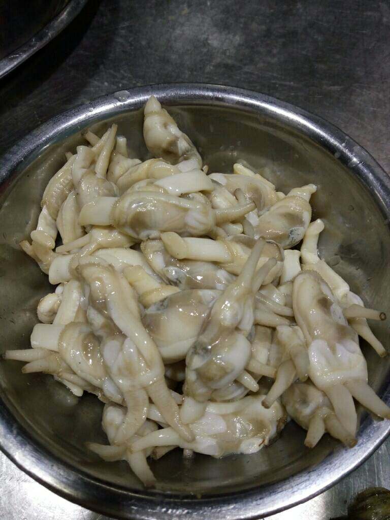 盐水蜻,剔出蛏肉去掉皮上一层黑膜