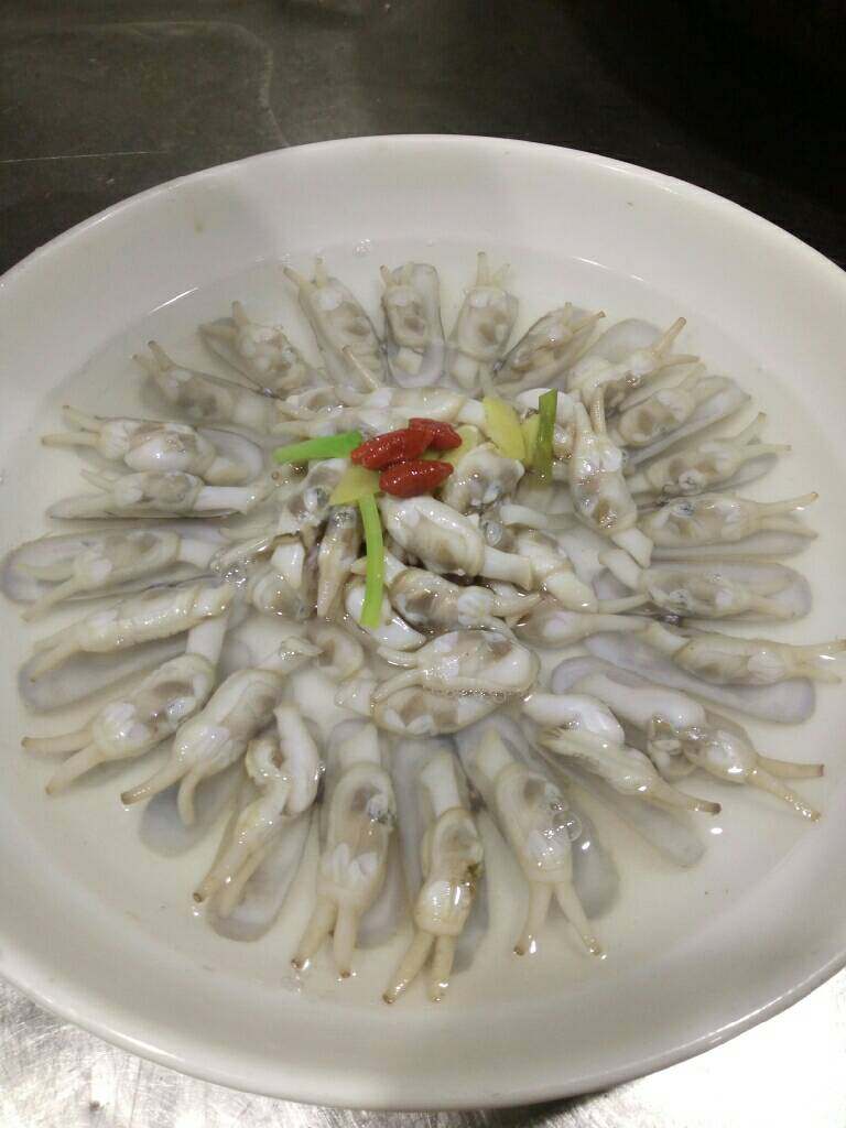 盐水蜻,调制盐水,放姜片,葱段,枸杞以及精盐适量用开水煮沸后淋提前备好的蛏子上就大功告成啦!