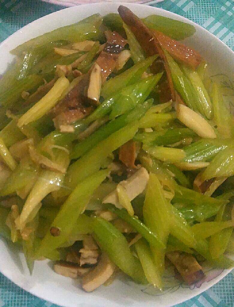 西芹炒香干