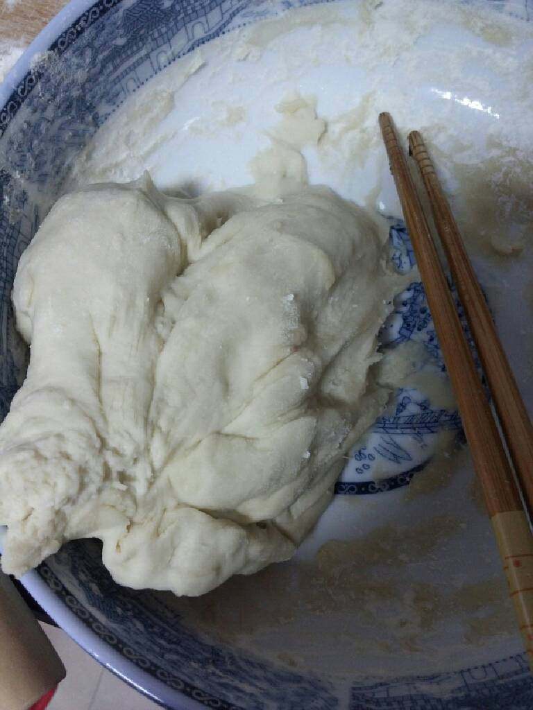 粉丝煎饼,将普通面粉加少许热水，和成面团