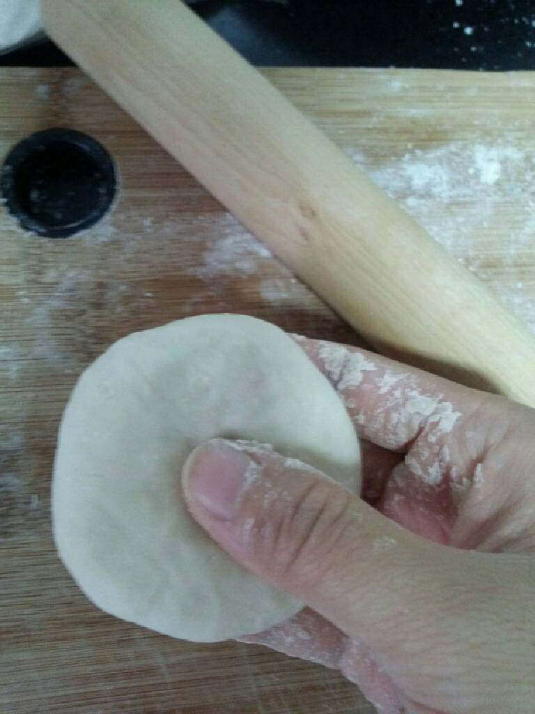 粉丝煎饼,饼平的朝上 然后在手里慢慢的捏大 大一点就行