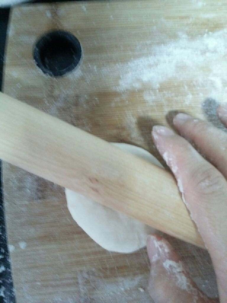 粉丝煎饼,擀面杖将饼擀圆