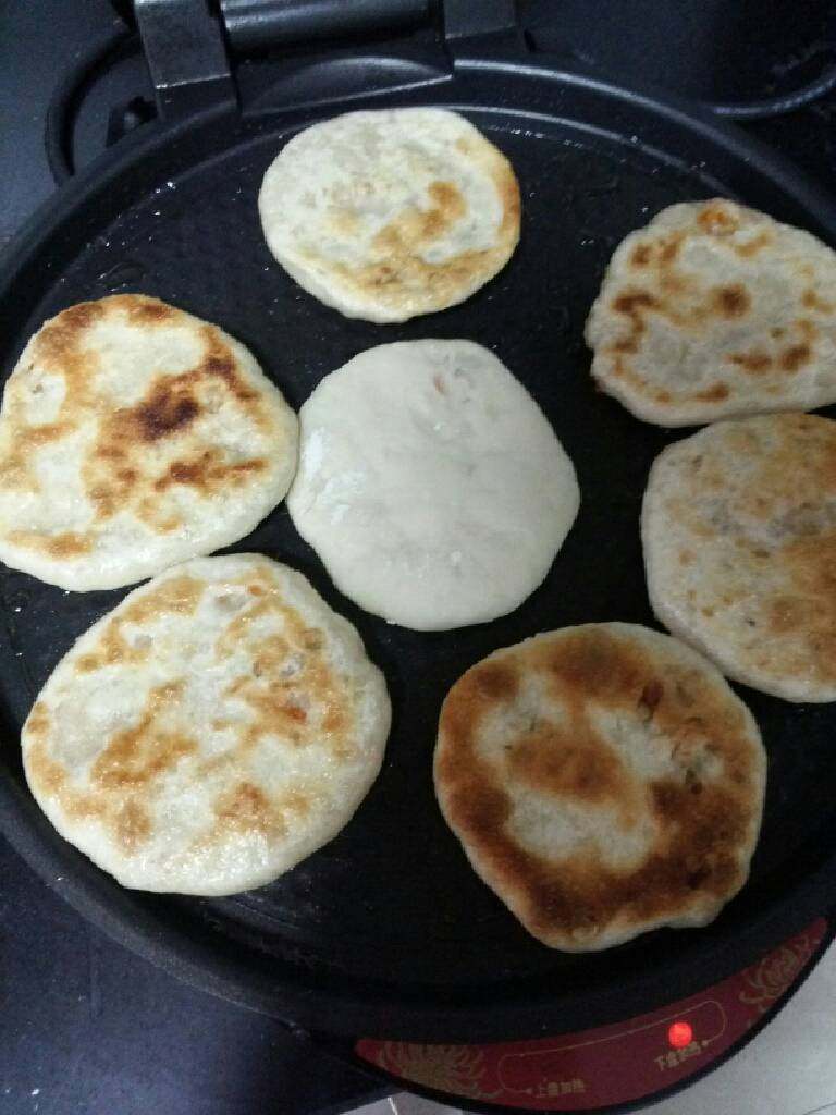 粉丝煎饼,电饼铛加热倒油，放在锅里面煎