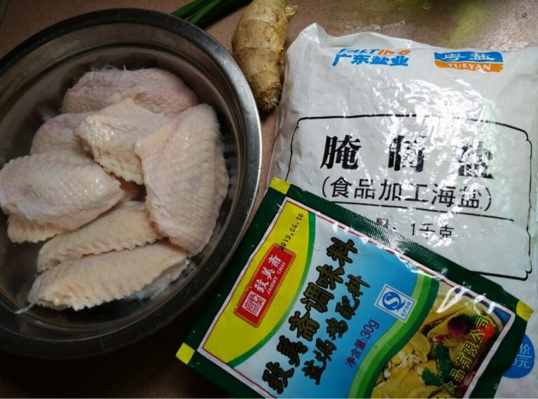 大漠飞沙翅,如图准备食材,鸡翅洗净泡水1小时