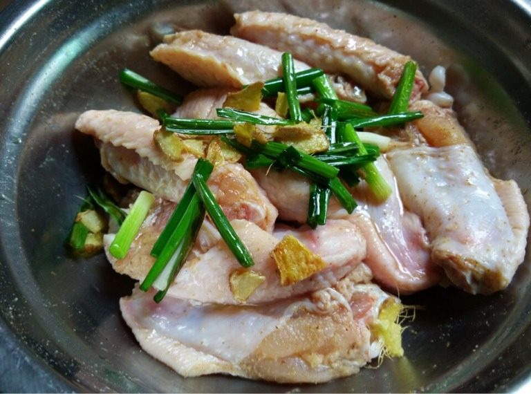大漠飞沙翅,如图倒入鸡翅里拌均匀腌制2小时