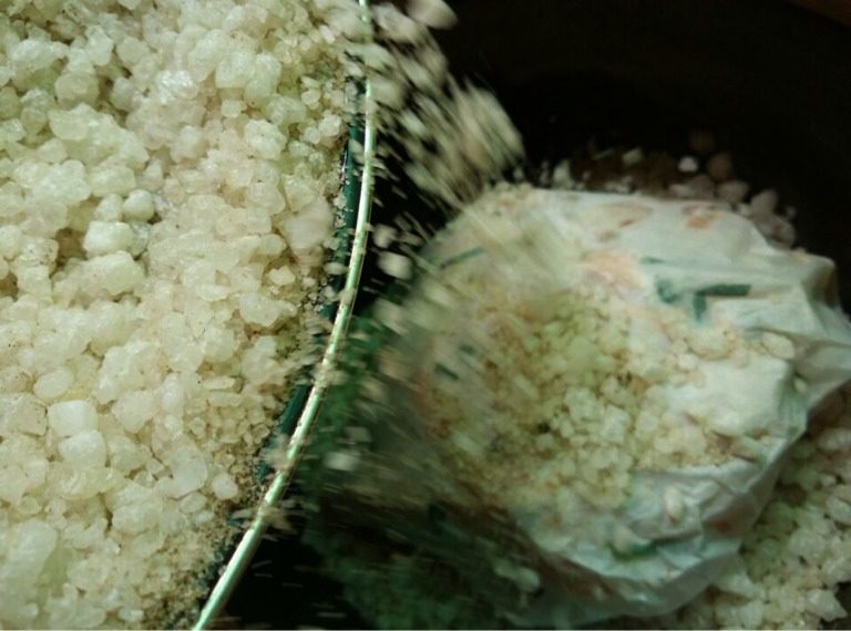 大漠飞沙翅,如图先在砂锅里放少半的盐放入包好的鸡翅再将剩下的盐都倒下去