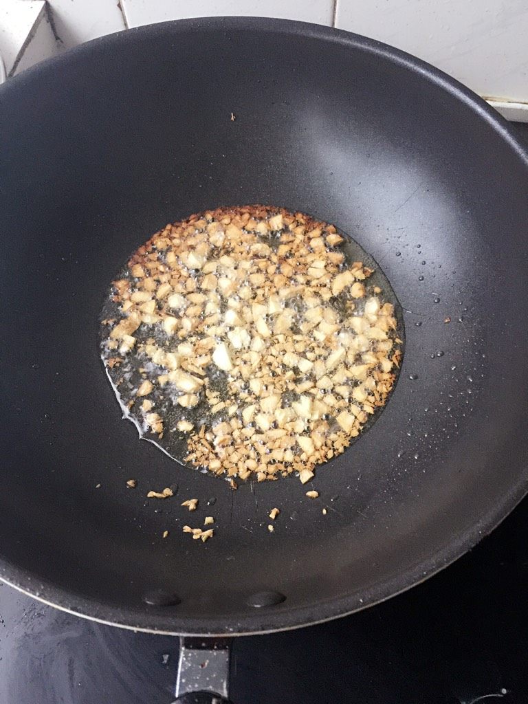 蒜蓉粉丝蒸娃娃菜,蒜的问题稍微有一点点复杂，要做金银蒜，金银蒜平时家里放一些，到做菜的时候用点也很香哦。先把一些蒜炸一下，炸到金黄色捞出