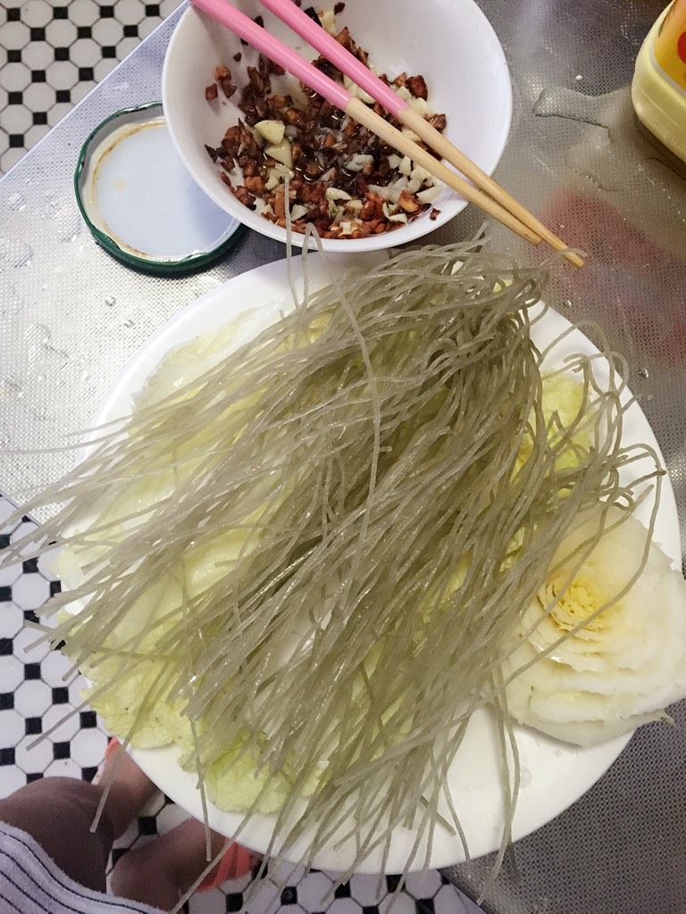 蒜蓉粉丝蒸娃娃菜,再拿出来一些蒜，过一下油，马上关火，蒜的颜色没有太大的变化，然后两拨蒜放到一起搅拌