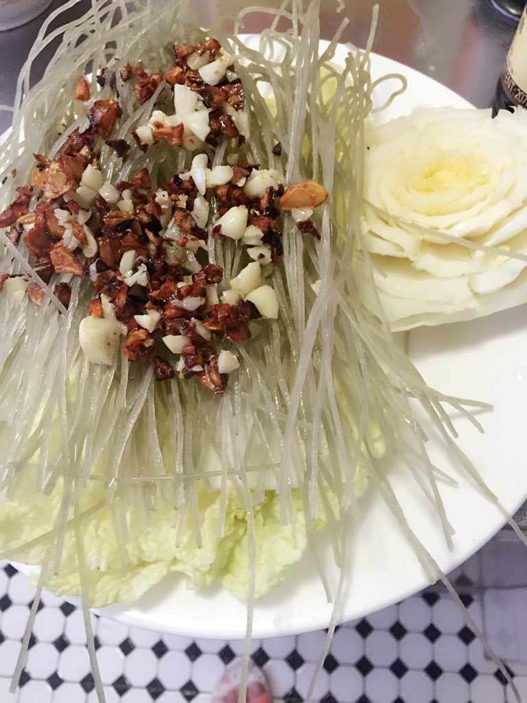 蒜蓉粉丝蒸娃娃菜,把蒜铺到粉丝上面