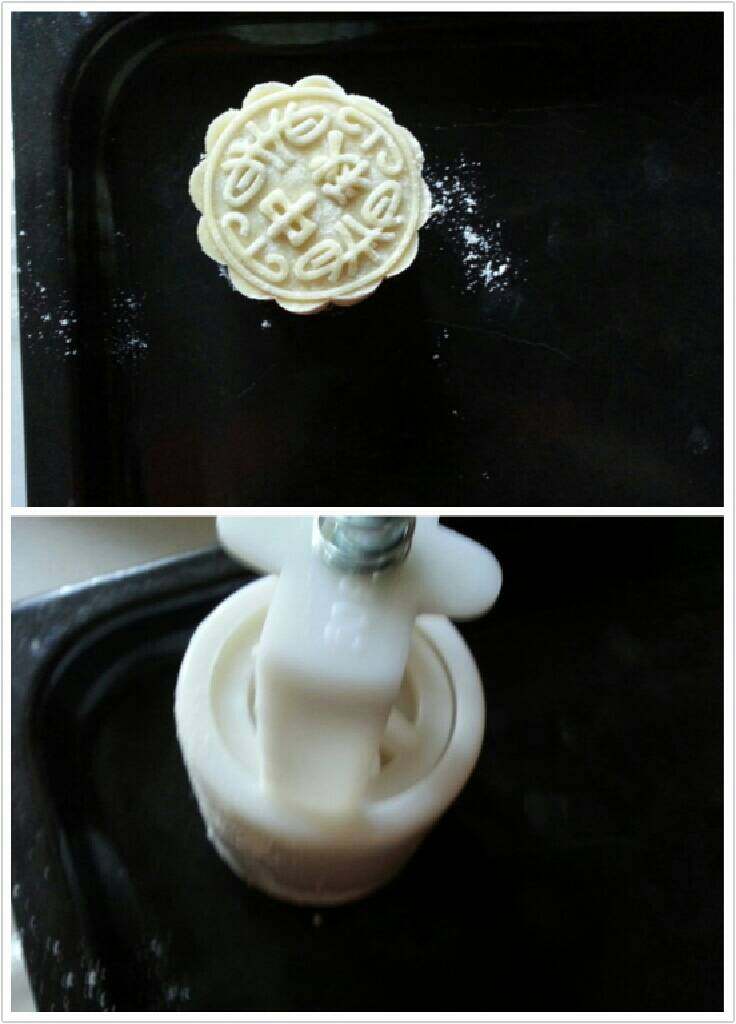 冰皮绿豆仁月,向下倒装、用左手压住模具边然后用右手拉上来就oK了!冰皮月做好打包入袋放入冰箱会更好!