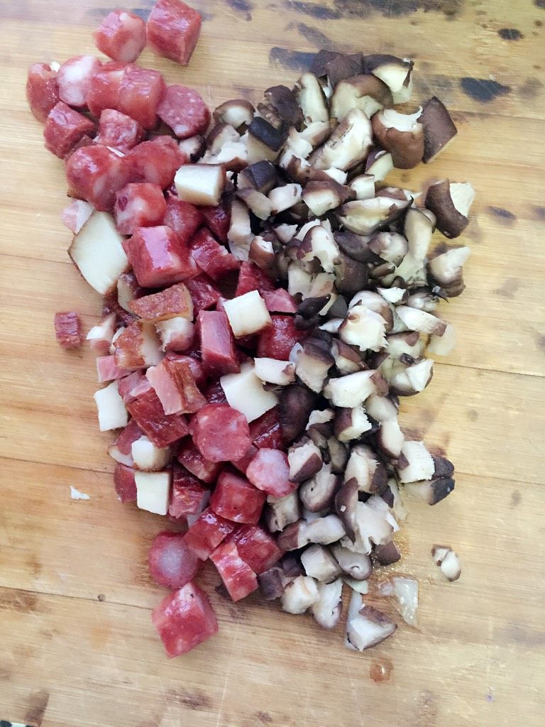 腊味八宝饭,把<a style='color:red;display:inline-block;' href='/shicai/ 230'>香菇</a>，<a style='color:red;display:inline-block;' href='/shicai/ 4536'>腊肠</a>，<a style='color:red;display:inline-block;' href='/shicai/ 436'>腊肉</a>切成丁