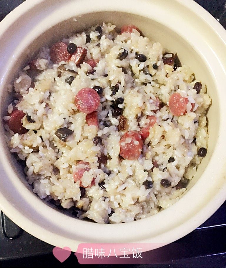 腊味八宝饭,把蒸好的香喷喷糯米饭放入翻炒，加盐，<a style='color:red;display:inline-block;' href='/shicai/ 10588'>糖</a>，<a style='color:red;display:inline-block;' href='/shicai/ 692'>酱油</a>，<a style='color:red;display:inline-block;' href='/shicai/ 756'>鸡精</a>，让它入味一会儿，盛出来就可以吃啦