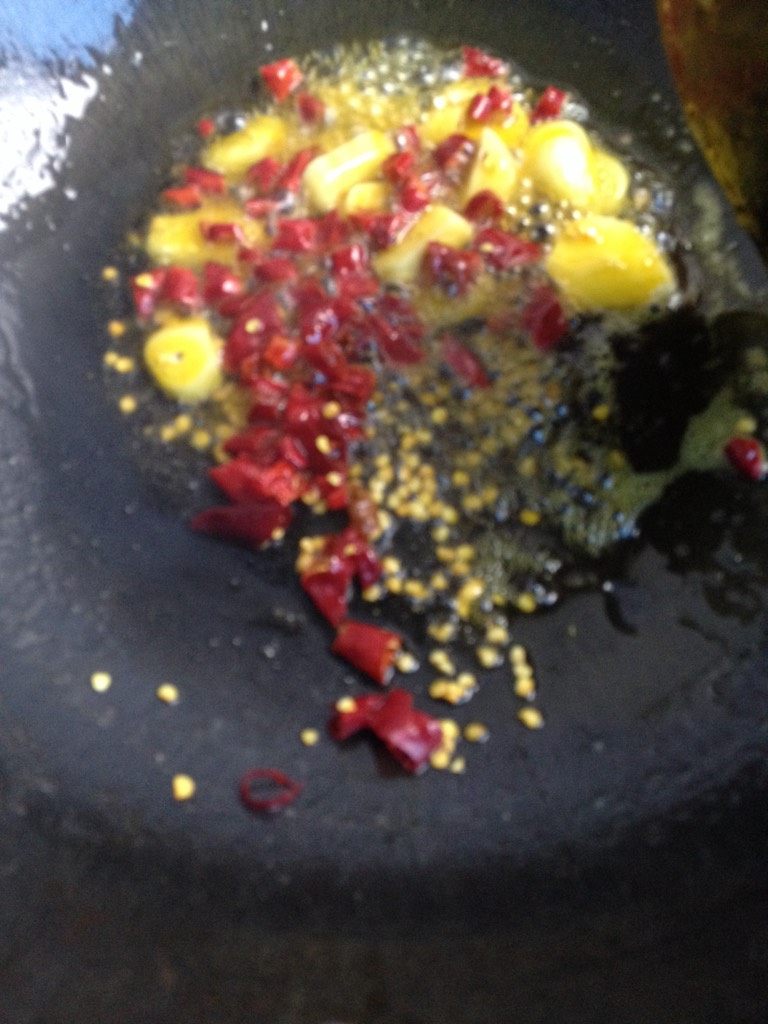 辣炒牛肉末,如图辣椒大蒜炒香