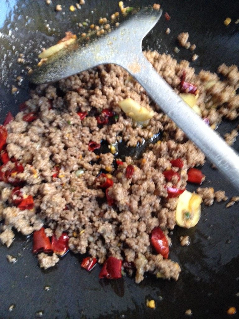 辣炒牛肉末,如图放肉末炒出牛肉的香味放<a style='color:red;display:inline-block;' href='/shicai/ 721'>蚝油</a>