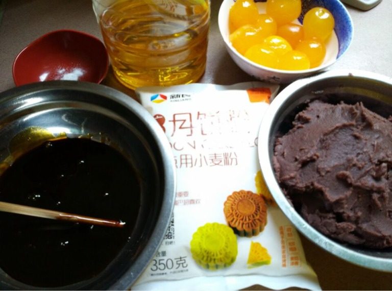 豆沙蛋黄月饼,如图准备食材,