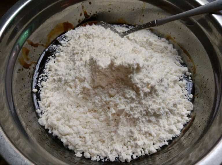 豆沙蛋黄月饼,如图放入月饼粉