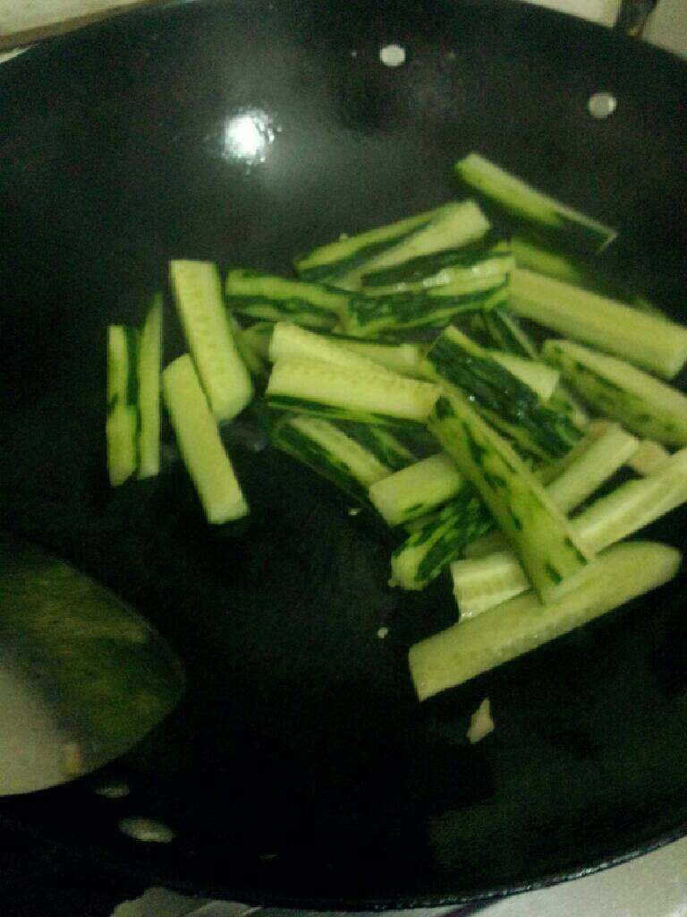 鸡蛋肉片滚黄瓜汤,在放黄瓜略炒