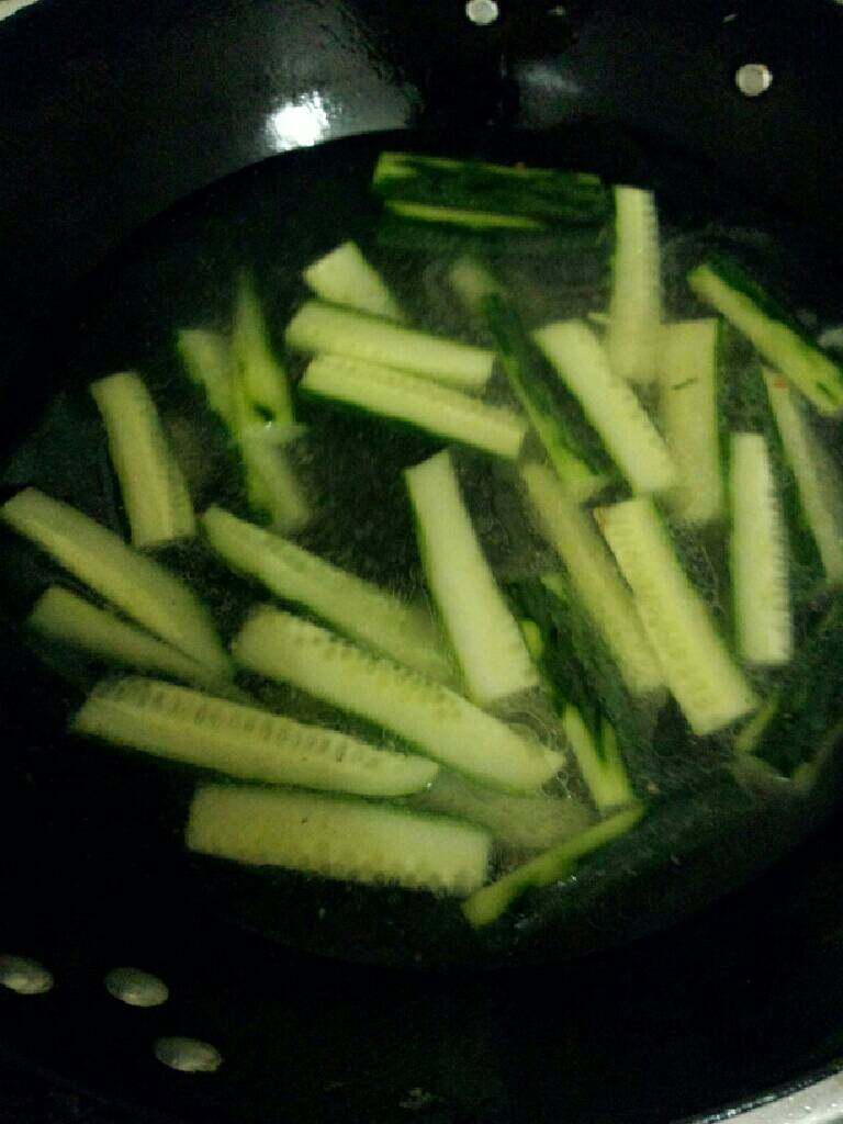 鸡蛋肉片滚黄瓜汤,在加入水大火烧滚，在转中滚五分钟左右