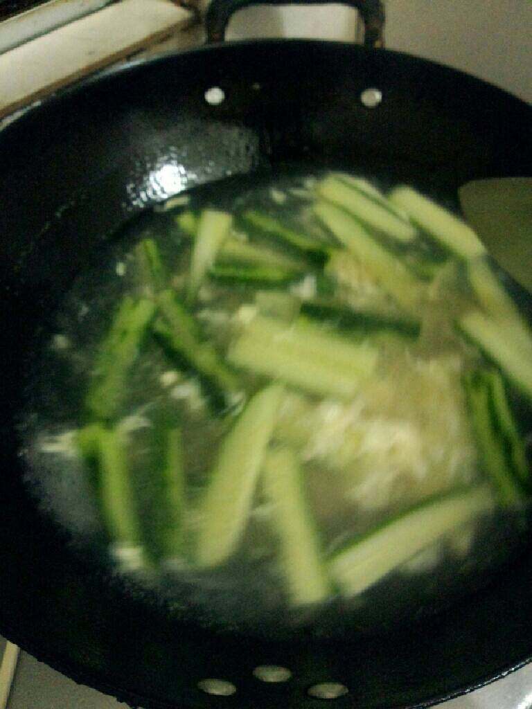 鸡蛋肉片滚黄瓜汤,在放入蛋液和肉片
