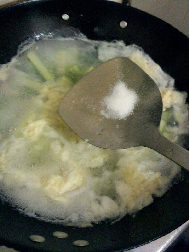 鸡蛋肉片滚黄瓜汤,加入盐大火烧开