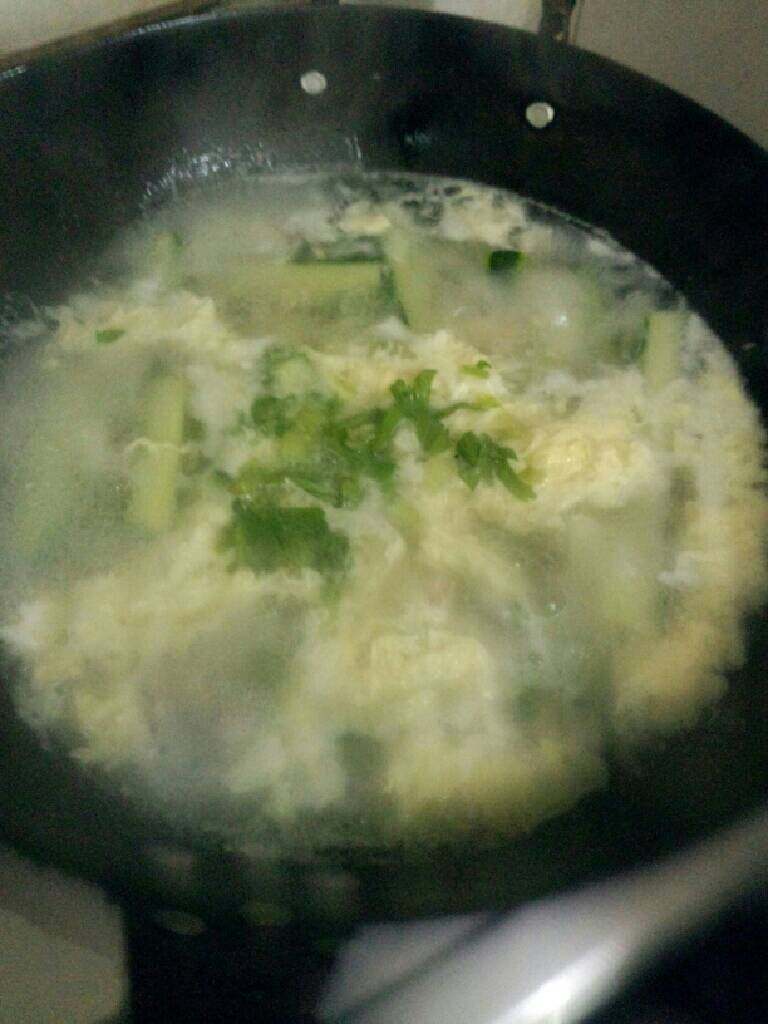 鸡蛋肉片滚黄瓜汤,放入芹菜即可关火