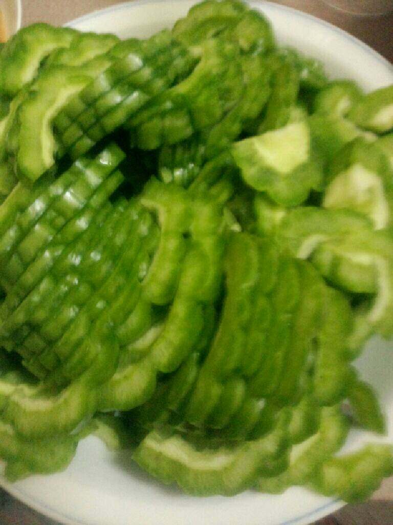 苦瓜炒肉片,<a style='color:red;display:inline-block;' href='/shicai/ 55'>苦瓜</a>去籽洗干净切片