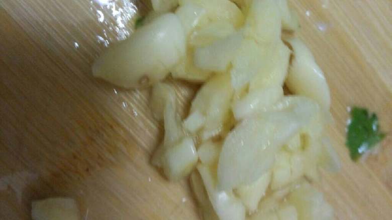 苦瓜炒肉片,蒜切碎