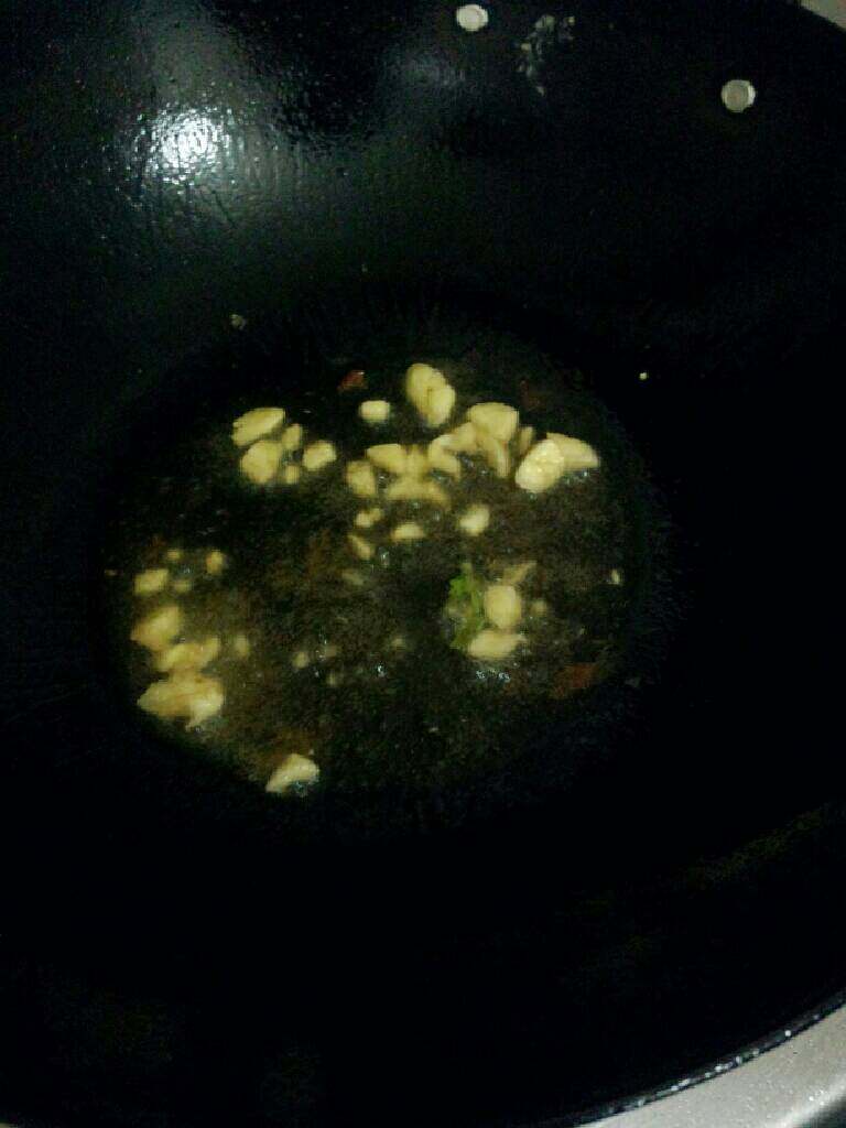 苦瓜炒肉片,锅加油烧热放蒜炒香