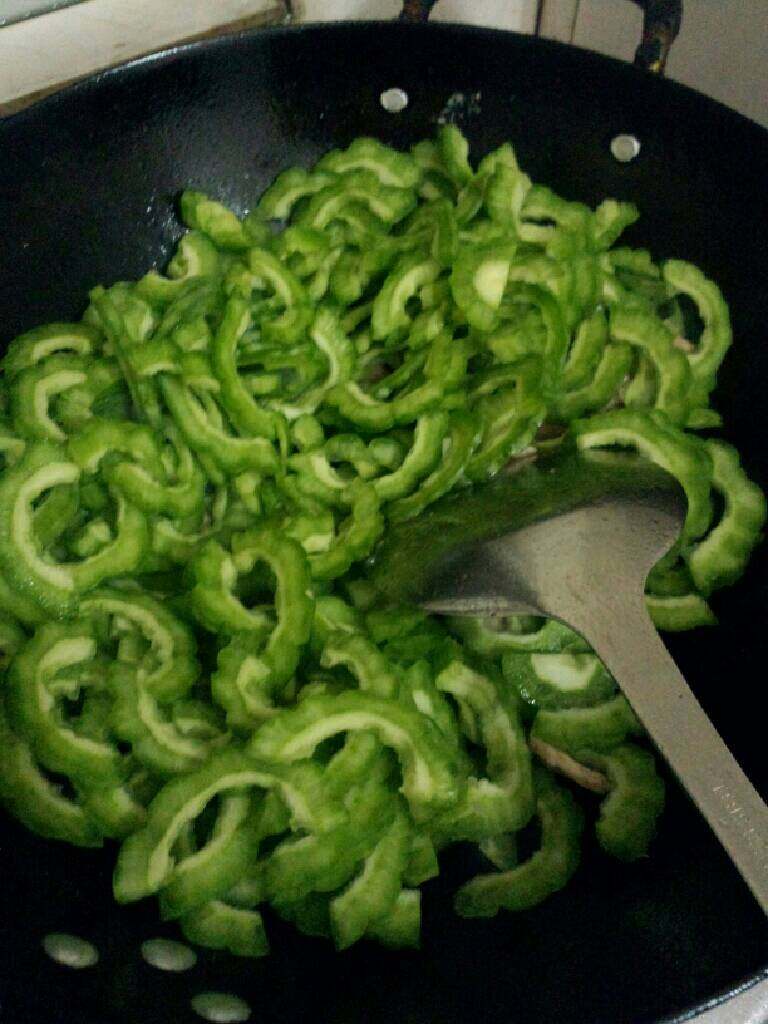 苦瓜炒肉片,放苦瓜