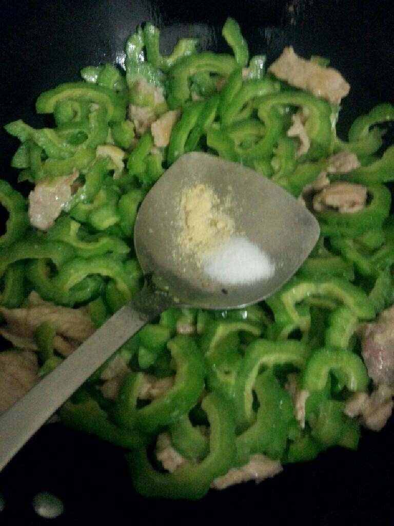 苦瓜炒肉片,炒至差不多熟在加入盐，鸡精粉