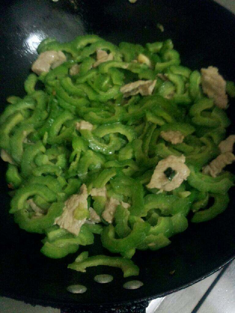 苦瓜炒肉片,炒熟即可关火