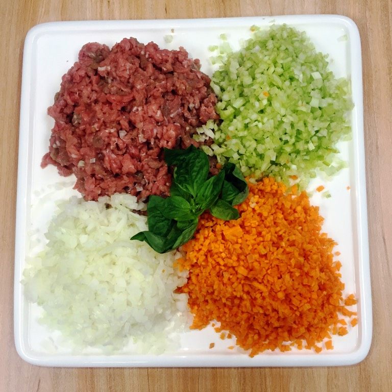 意大利肉酱意粉,将<a style='color:red;display:inline-block;' href='/shicai/ 216'>牛肉</a>、<a style='color:red;display:inline-block;' href='/shicai/ 25'>胡萝卜</a>、<a style='color:red;display:inline-block;' href='/shicai/ 29'>洋葱</a>、<a style='color:red;display:inline-block;' href='/shicai/ 125'>芹菜</a>切碎